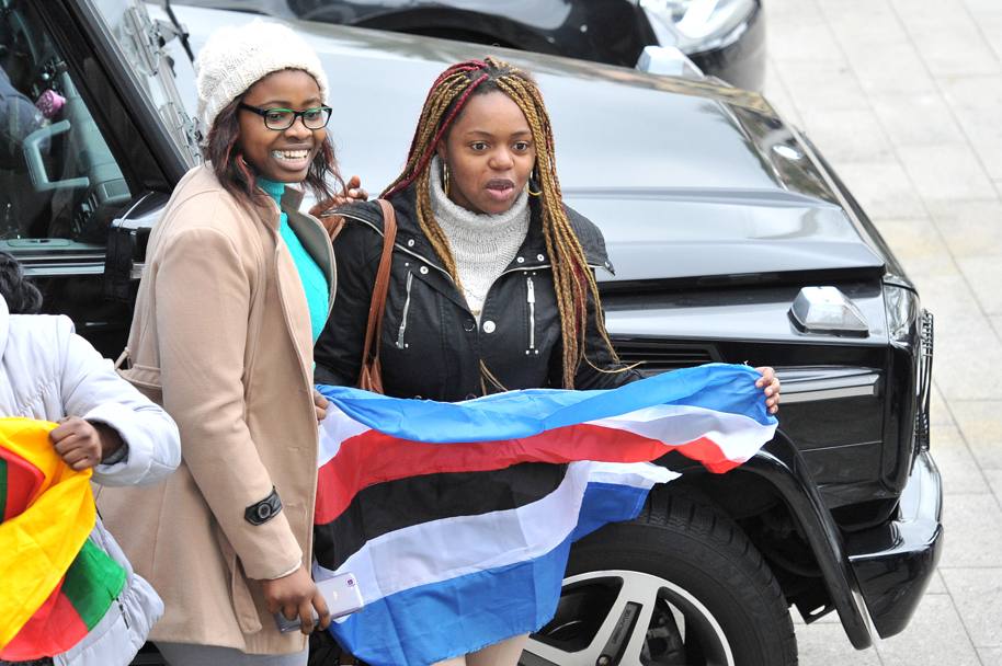 Bandiere blucerchiate e camerunesi (LaPresse)
